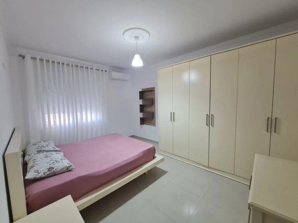 Tirane, jepet me qera apartament 3+1+Ballkon Kati 2, 128 m² 800 € (Xhamia te Kopshti Botanik)