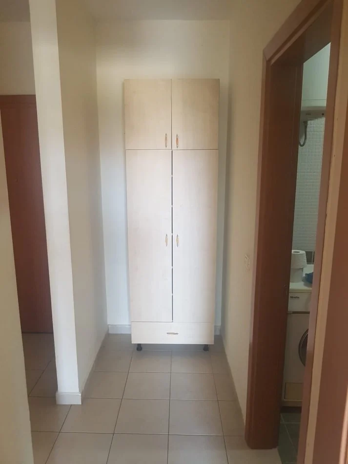 Tirane, jepet me qera apartament 1+1+Ballkon Kati 5, 65 m² 400 € (rruga Din Bosko)