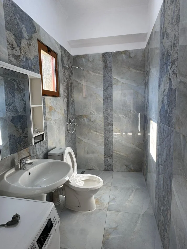 Tirane, jepet me qera shtepi 2+1 Kati 2, 80 m² 450 € (Ne fund te Bulevardit te Ri)