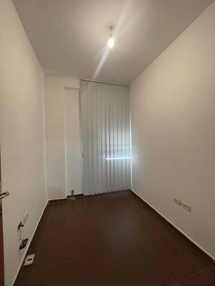 Tirane, jepet me qera zyre Kati 6, 80 m² 400 € 
