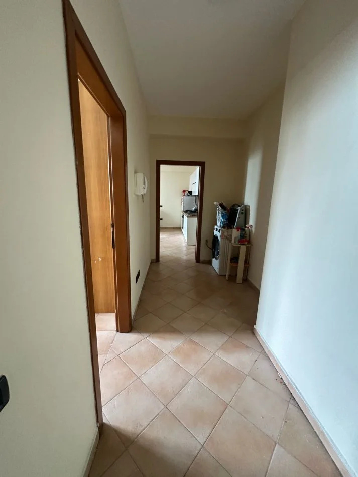 Tirane, jepet me qera apartament 1+1+Ballkon Kati 5, 70 m² 500 € (Ish Ekspozita)