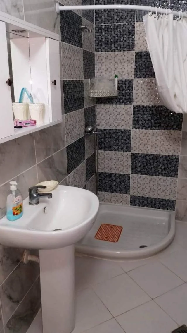 Vlore, direkt tek deti per 6 persona , jap me qera apartament ne plazh Kati 4, 104 m² 5.000 Leke (Lungo Mare -Kompleksi Oslo)