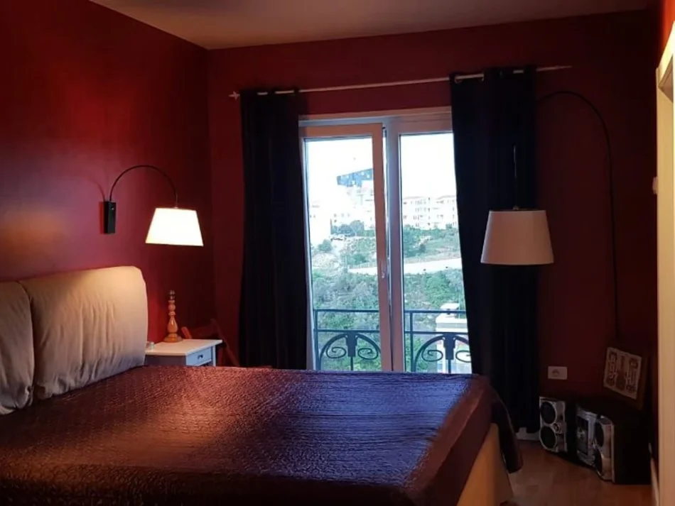 Tirane, jepet me qera apartament 3+1+Ballkon Kati 3, 133 m² 1.200 € (Kodra e Diellit)