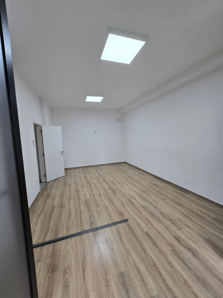 Tirane, jepet me qera zyre Kati 4, 95 m² 1.100 € (Square 21)