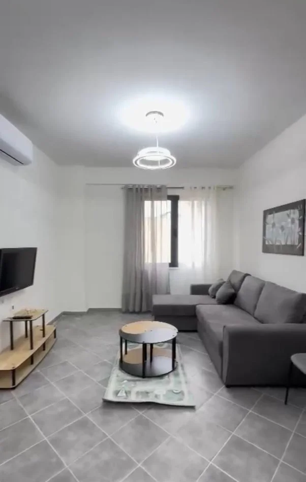 Tirane, jepet me qera apartament 2+1+2+Ballkon Kati 1, 92 m² 700 € (Rruga Albanopoli)