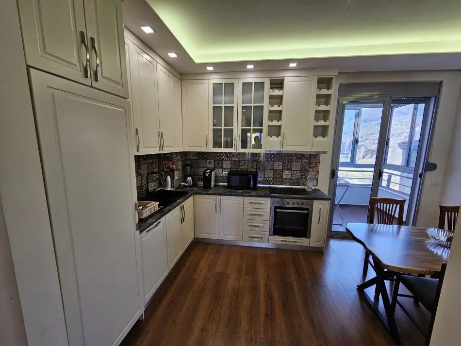 Tirane, jepet me qera apartament 2+1 Kati 5, 90 m² 750 € (Pas radisonit)