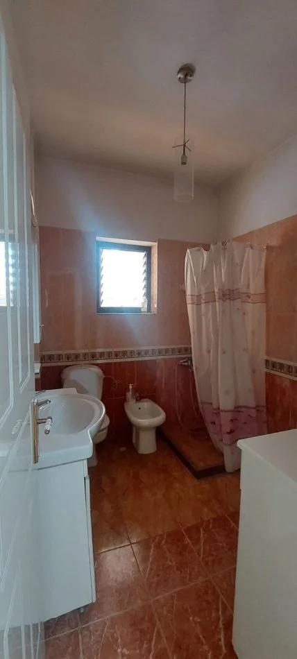 Tirane, jepet me qera apartament 3+1 Kati 4, 120 m² 650 € (Rruga 5 Maji)