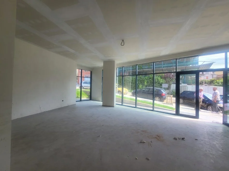 Tirane, jepet me qera ambjent biznesi Kati 0, 84 m² 1.200 € (Ambasada Amerikane , Shkolla Osman Myderizi)