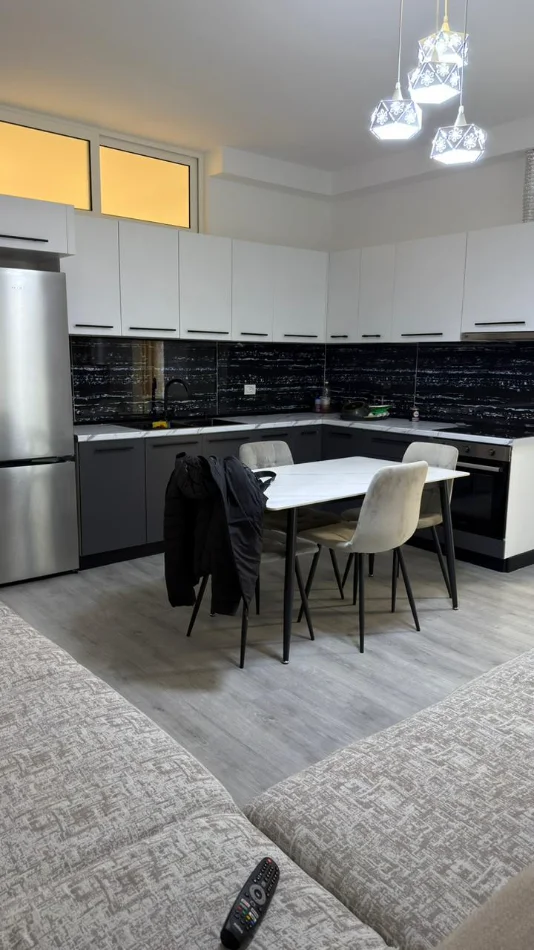 Tirane, jepet me qera apartament 2+1 Kati 3, 100 m² 700 € (Rruga 5 Maji)