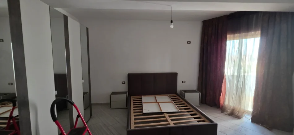 Tirane, jepet me qera apartament 2+1 Kati 5, 120 m² 500 € (Pranë Hotel Marinaj)