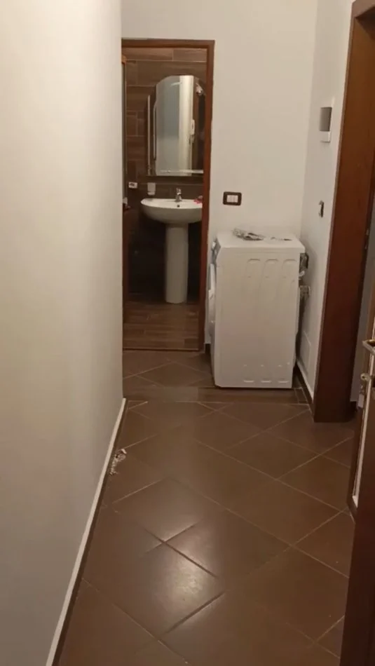 Tirane, jepet me qera apartament 1+1+Ballkon Kati 3, 60 m² 400 € (rruga 5 Maj)