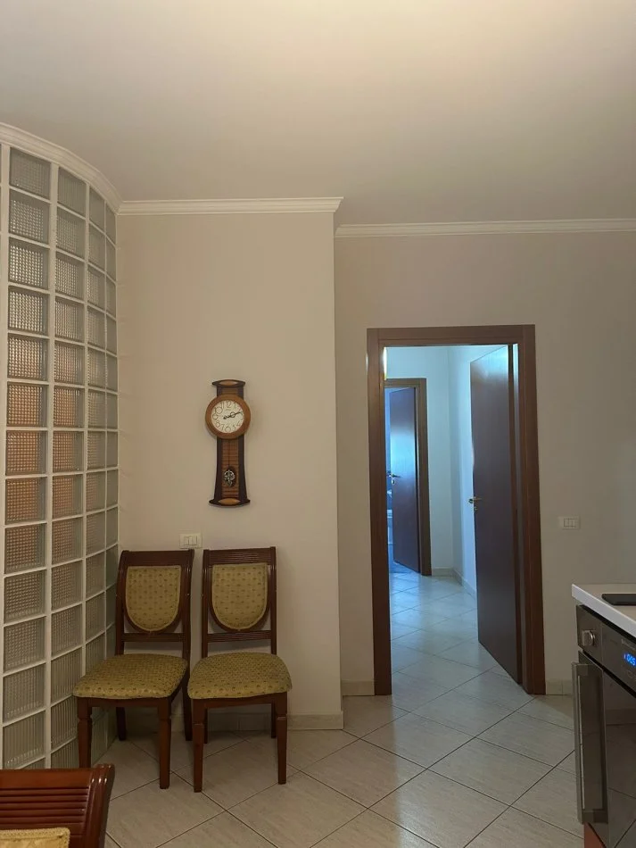Tirane, jepet me qera apartament 2+1+Ballkon Kati 2, 120 m² 650 € (Don Bosko)