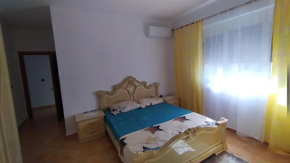 Durres, jepet me qera apartament 1+1+Ballkon Kati 7, 350 € (Rr Pavaresia , Plazh Durres)