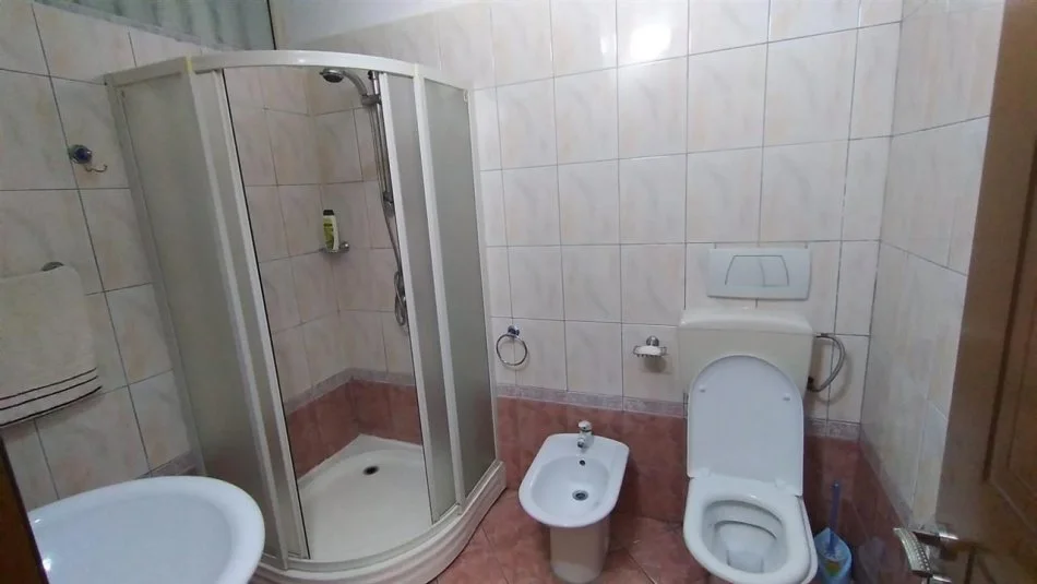 Durres, jepet me qera apartament 1+1+Ballkon Kati 7, 350 € (Rr Pavaresia , Plazh Durres)