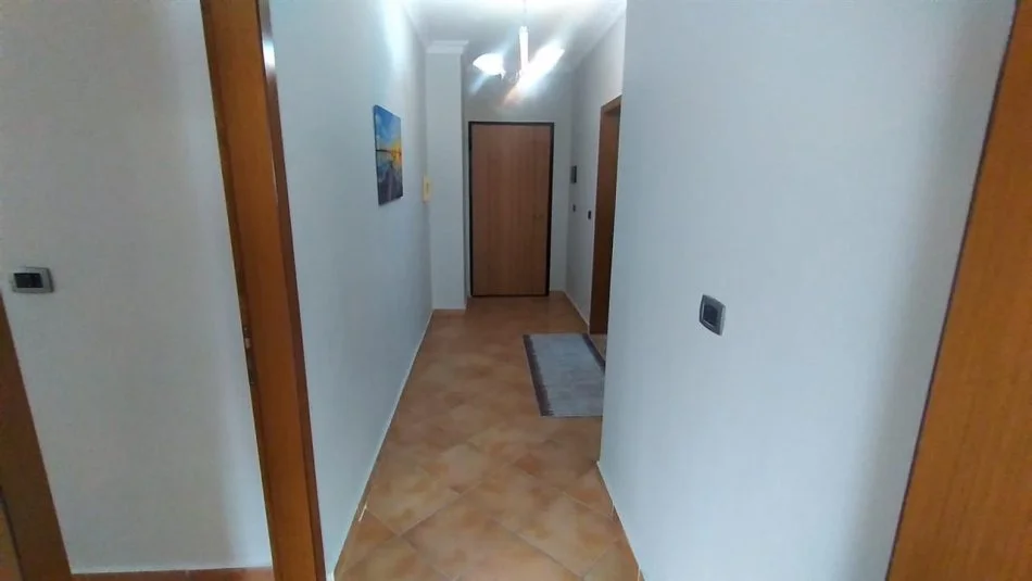 Durres, jepet me qera apartament 1+1+Ballkon Kati 7, 350 € (Rr Pavaresia , Plazh Durres)