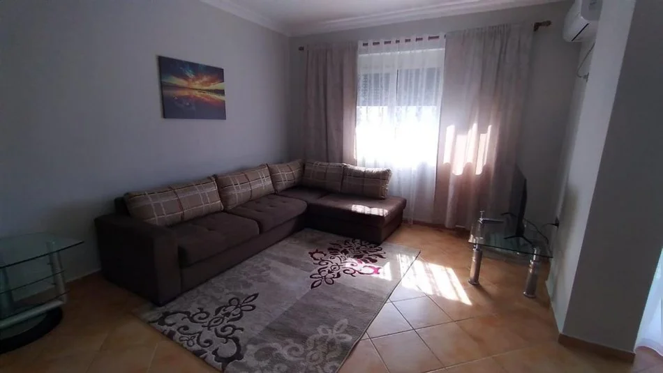 Durres, jepet me qera apartament 1+1+Ballkon Kati 7, 350 € (Rr Pavaresia , Plazh Durres)