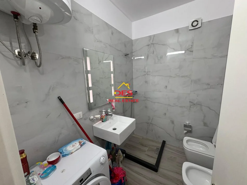 Vlore, jepet me qera apartament 1+1+Ballkon Kati 10, 70 m² 400 € (Rruga Gjergj Arianiti)