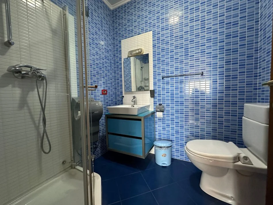 Tirane, jepet me qera ambjent biznesi Kati 8, 120 m² 1.200 € (Rruga e Dibres)