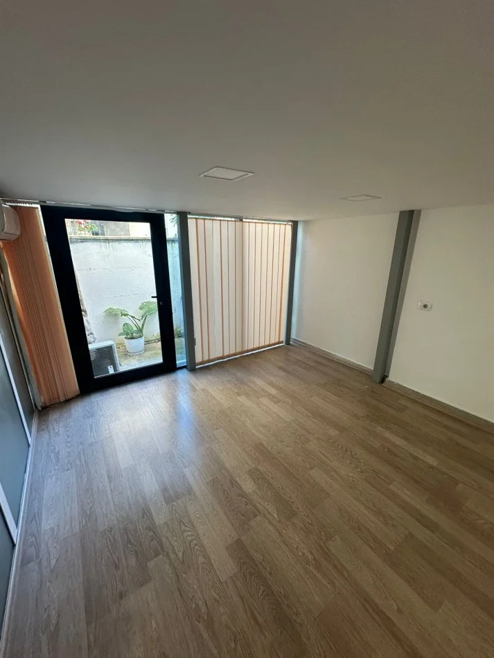 Tirane, jepet me qera ambjent biznesi Kati 0, 205 m² 3,000 € (Komuna Parisit)