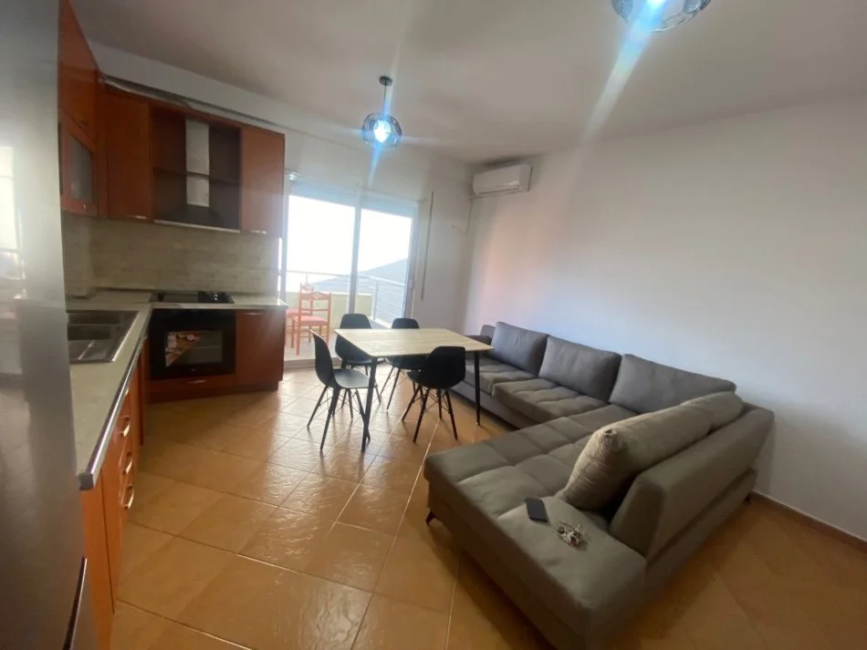 Tirane, jepet me qera apartament 2+1+Ballkon Kati 2, 80 m² 600 € (Fillim i Rruges Peti Kopshti Zoologjik)
