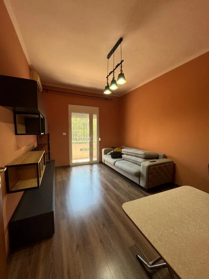 Tirane, jepet me qera apartament 1+1+Ballkon Kati 2, 65 m² 550 € (rruga Muhamet Gjollesha)