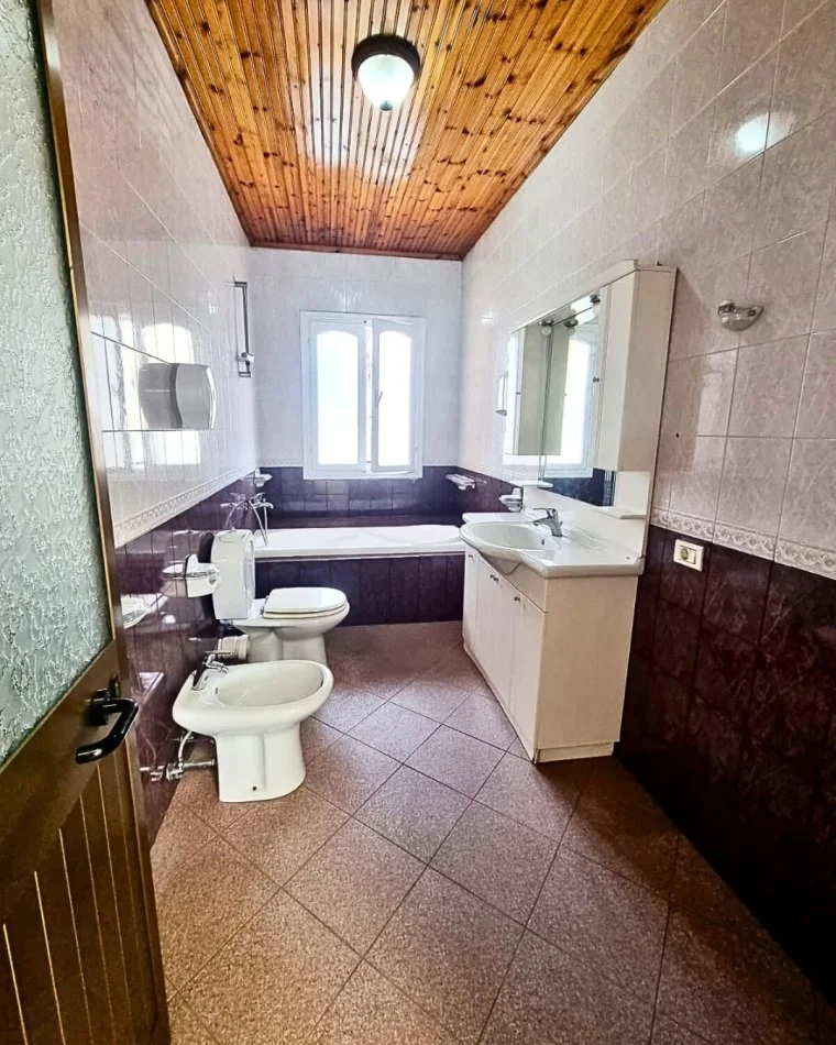 Tirane, jepet me qera apartament 5+1 Kati 1, 294 m² 1.200 € (Xhamllik, ish-profarma)