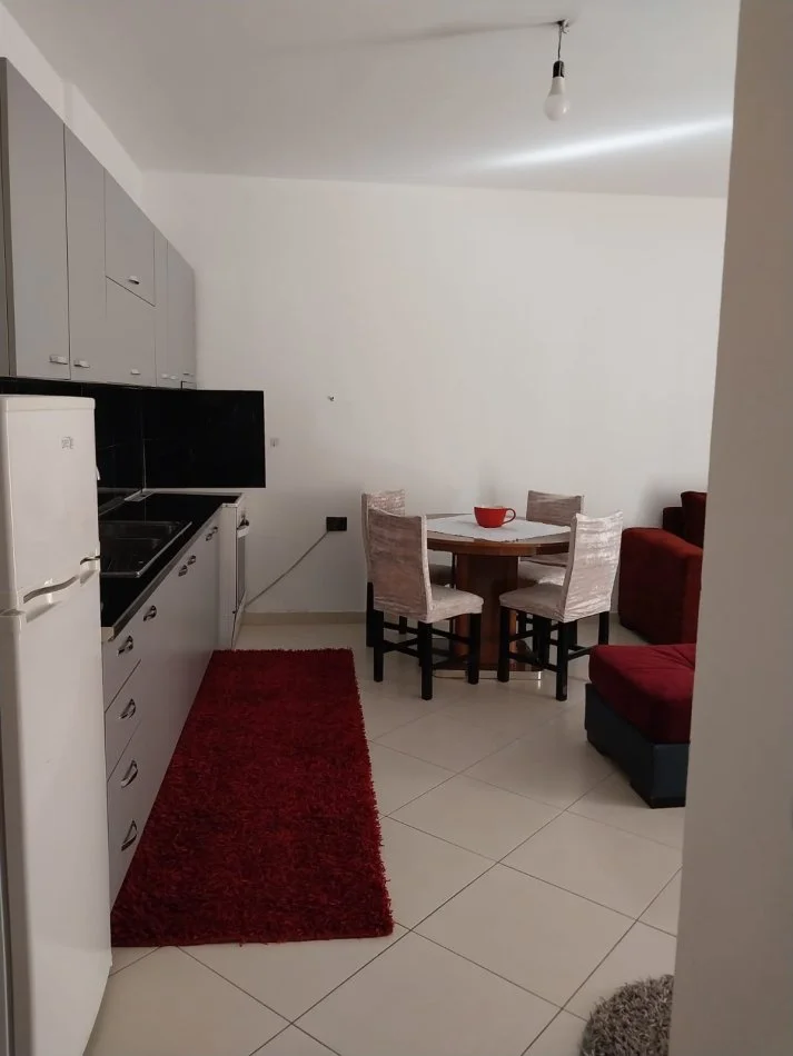 Tirane, jepet me qera 2+1+Ballkon Kati 2, 100 m² 350 € (Restorant Fresku)