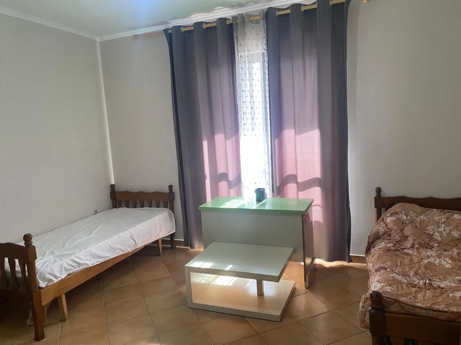 Tirane, ndarje qeraje me vajze shtepi 2+1+Ballkon Kati 3, 100 m² 100 € (Prane hotel deja)