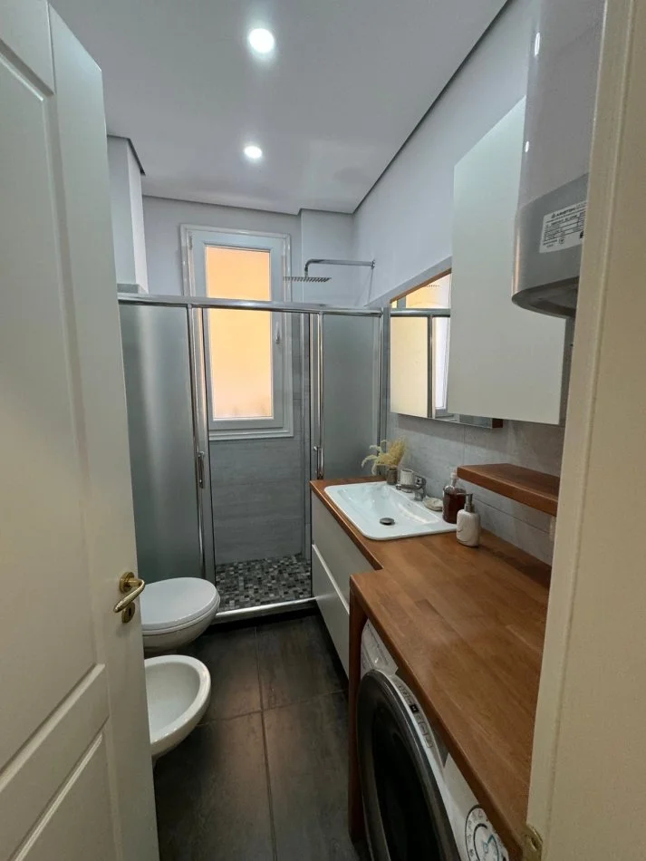 Tirane, jepet me qera apartament 1+1 Kati 1, 70 m² 650 € (Prane Hotel radison)