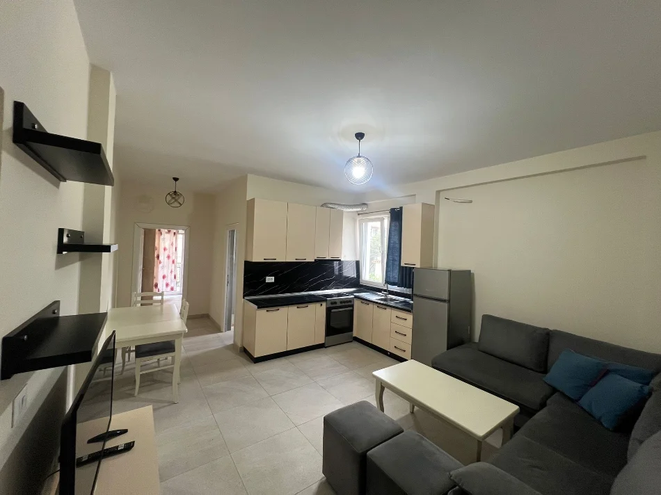 Tirane, jepet me qera apartament 1+1+Ballkon Kati 2, 60 m² 450 € (QSUT)