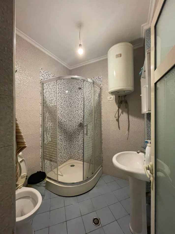 Tirane, jepet me qera ambjent biznesi Kati 5, 220 m² 1.500 € (Lake View)