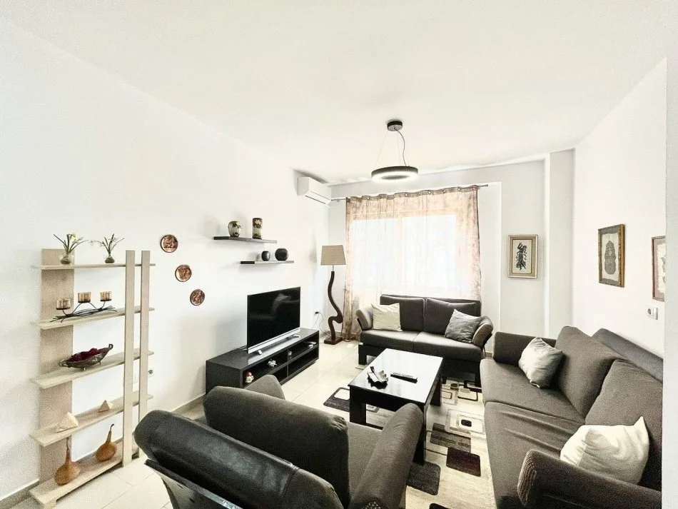 Tirane, jepet me qera 2+1+Ballkon , 600 € 