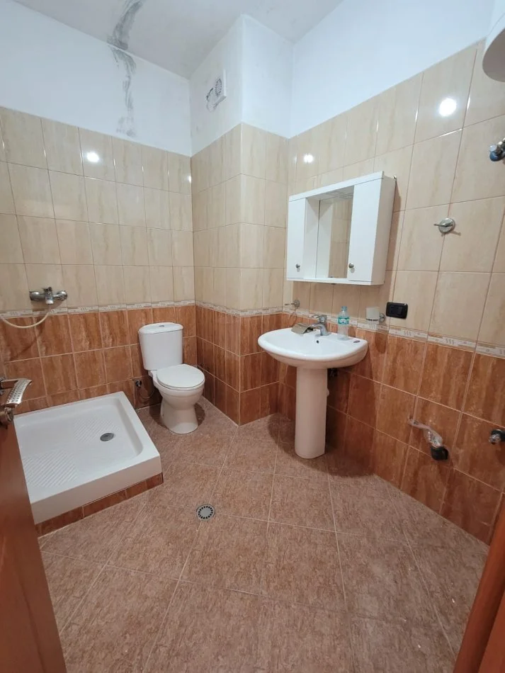Tirane, jepet me qera apartament 3+1+Ballkon Kati 2, 118 m² 400 € 