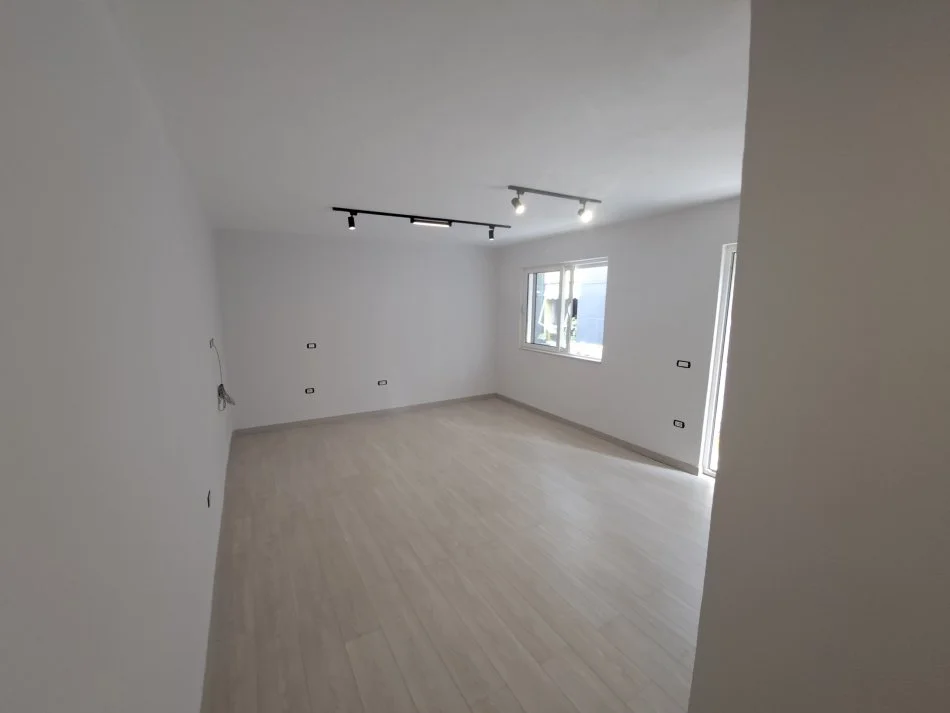 Tirane, jepet me qera apartament 1+1 Kati 4, 50 m² 700 € (Jul Varibova)