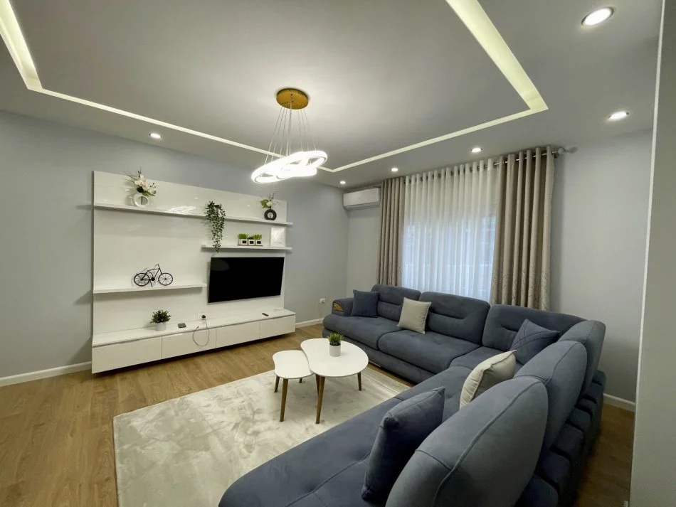 Tirane, jepet me qera apartament 2+1+Aneks+Ballkon, Kati 4, 120 m2 800 € (Zogu i Zi)