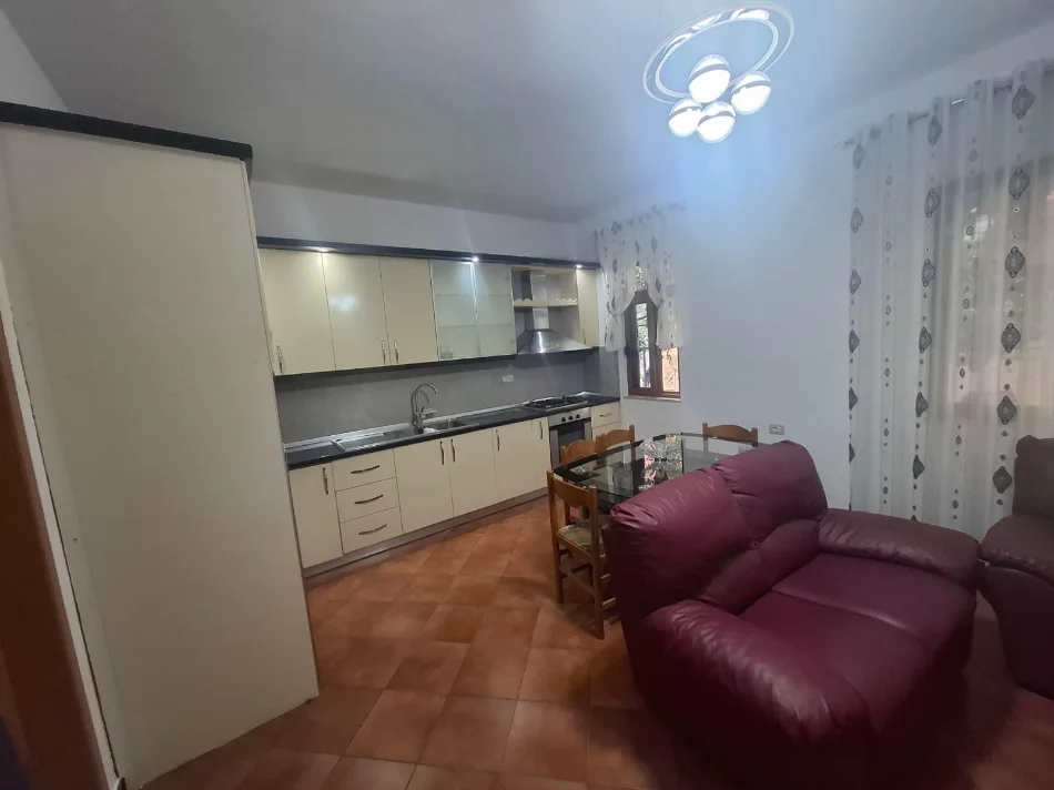 Tirane, jepet me qera apartament 1+1+post parkimi Kati 1, 70 m² 40.000 Lek (Lokal 2 Palmat ne Astir)