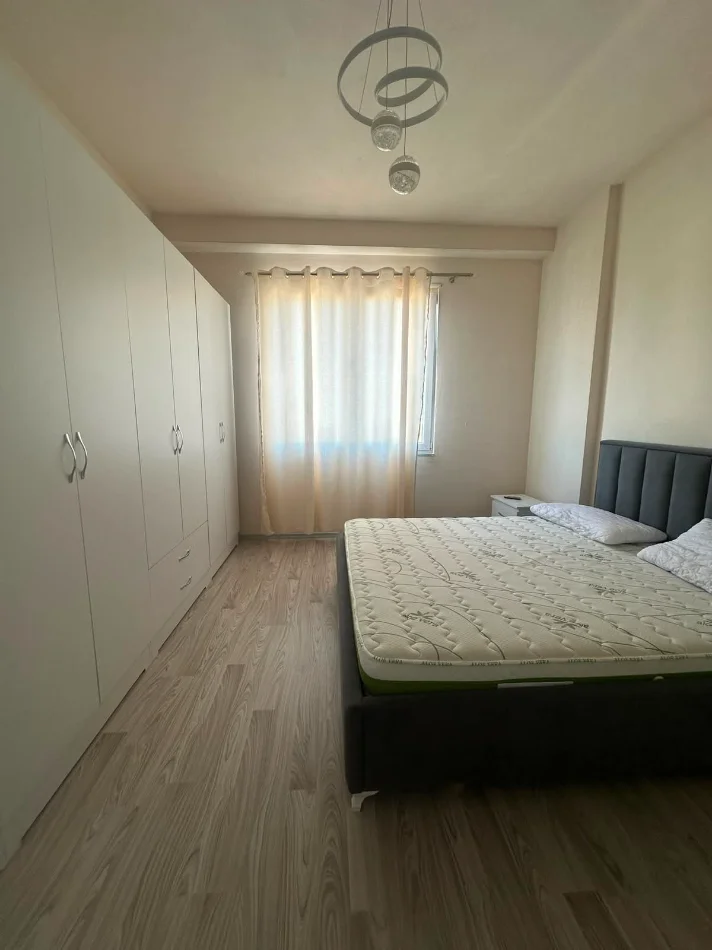 Tirane, jepet me qera apartament 2+1 Kati 4, 65 m² 400 € (Bathore kamez)