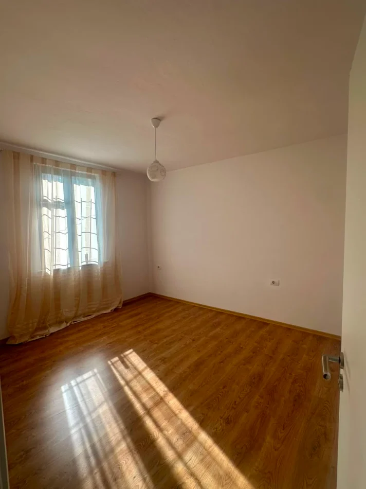 Tirane, jepet me qera aktivitet biznesi Kati 2, 55 m² 650 € (qender , sheshi skenderbej)