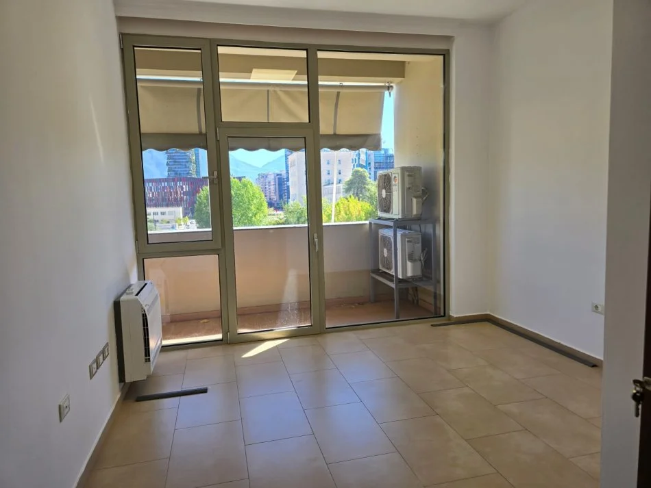 Tirane, jepet me qera zyre Kati 2, 162 m² 2.000 € (prane Gardes)