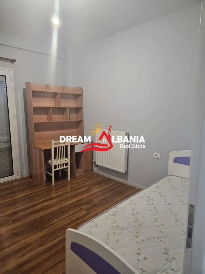 Tirane, jepet me qera apartament 3+1 Kati 3, 160 m² 550 € (Vilat Amerikane)