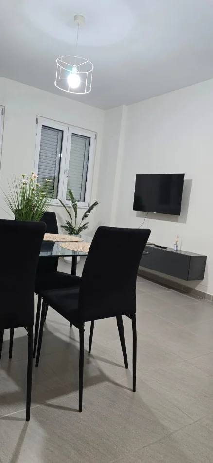Tirane, jepet me qera apartament 1+1 Kati 2, 60 m² 520 € (Komuna e Parisit prane Kika 3)