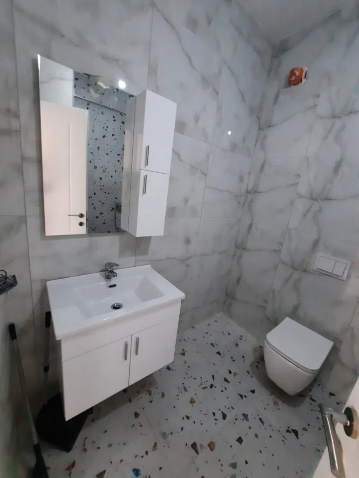 Tirane, jepet me qera apartament 2+1+Ballkon Kati 2, 102 m² 600 € (Liqeni i Thate)