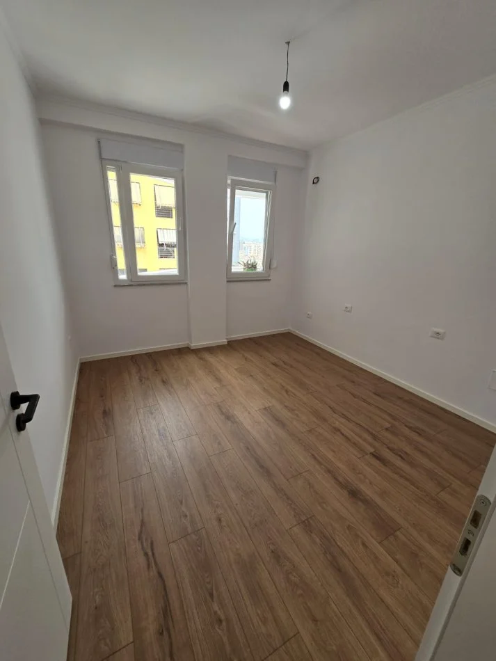 Tirane, shes apartament 2+1+Ballkon Kati 7, 96 m² (Rruga e Kavajes)
