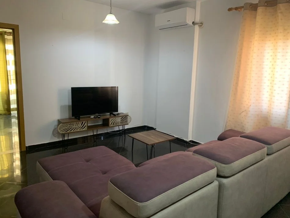 Tirane, jepet me qera apartament 1+1+Ballkon Kati 1, 60 m² 400 € (Oxhaku)