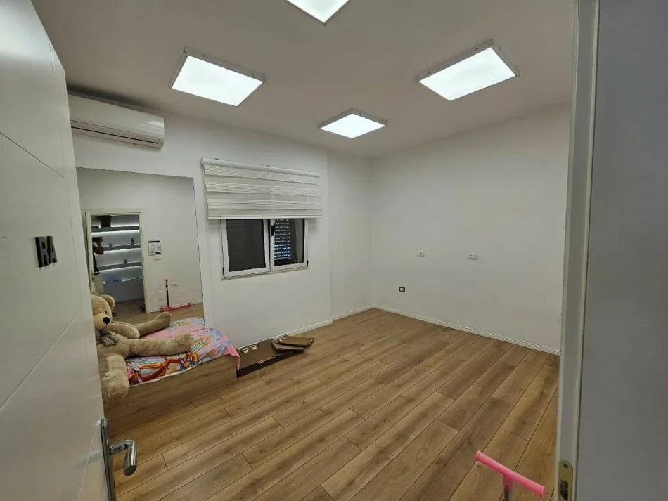 Tirane, jepet me qera ambjent biznesi Kati 0, 200 m² 2.500 € 