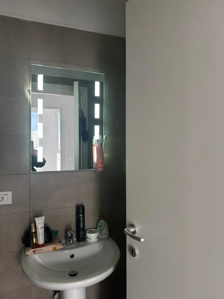 Tirane, jepet me qera apartament 2+1+Ballkon Kati 6, 90 m² 430 € (rruga 5 maj , pallatet e bashkise)