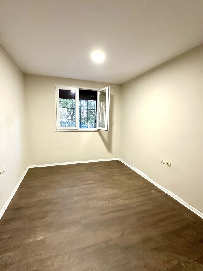 Tirane, jepet me qera apartament 2+1+Aneks+Ballkon Kati 1, 80 m² 450 € (Fusha e aviacionit)