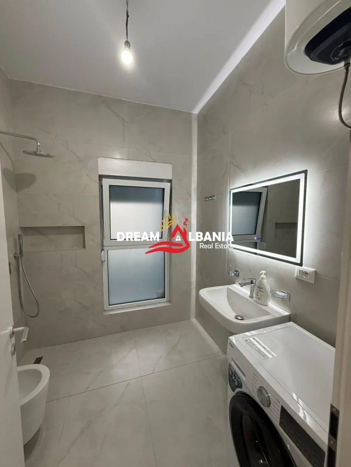 Tirane, jepet me qera apartament 1+1 Kati 7, 70 m² 500 € (Ali Dem)