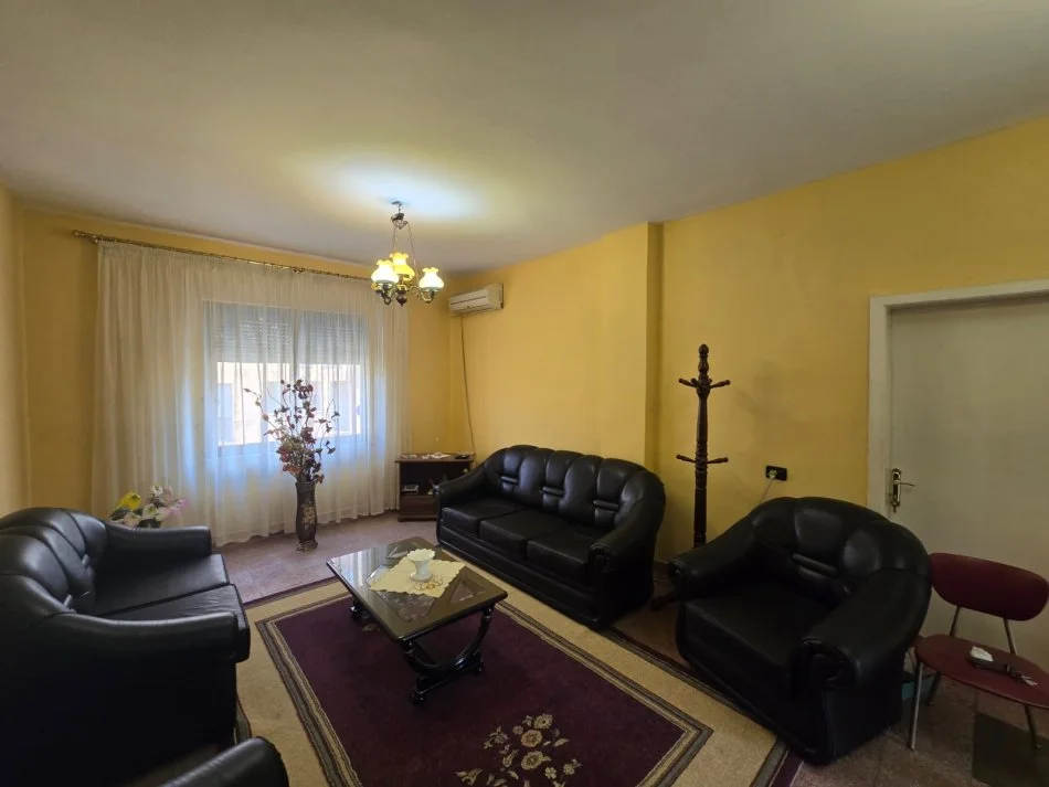 Tirane, jepet me qera apartament 2+1 Kati 4, 98 m² 500 € (SHKOLLA BALETIT)