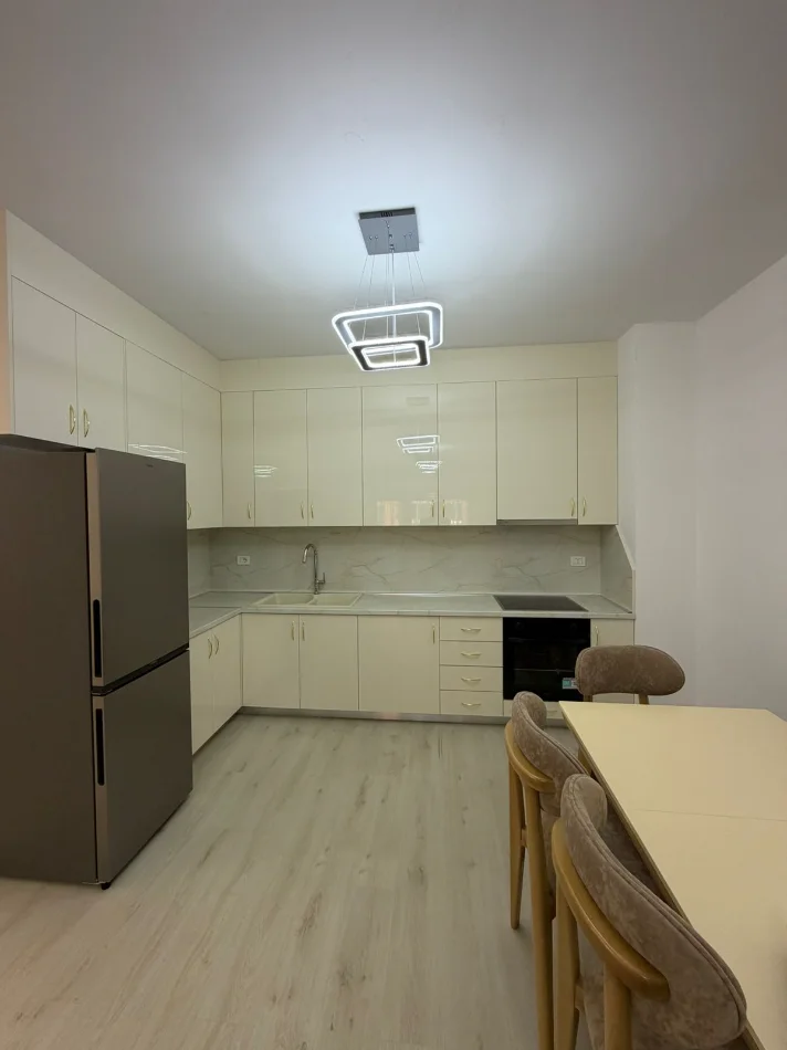 Tirane, jepet me qera apartament 2+1 Kati 2, 700 € (Green City)